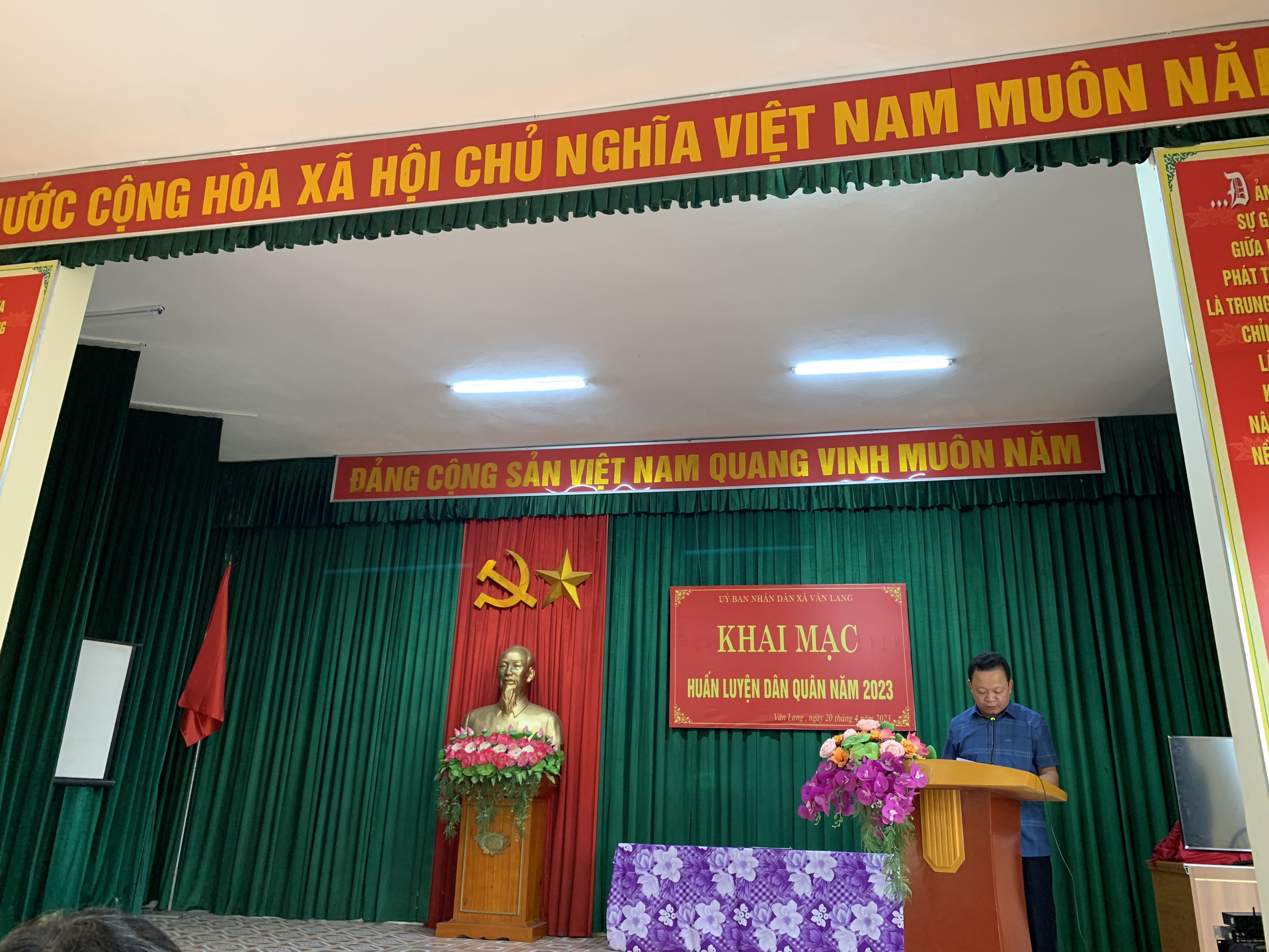 Đồng chí Lê Trung Thành- PBT - Chủ tịch UBND xã phát biểu khai mạc Hội nghị
